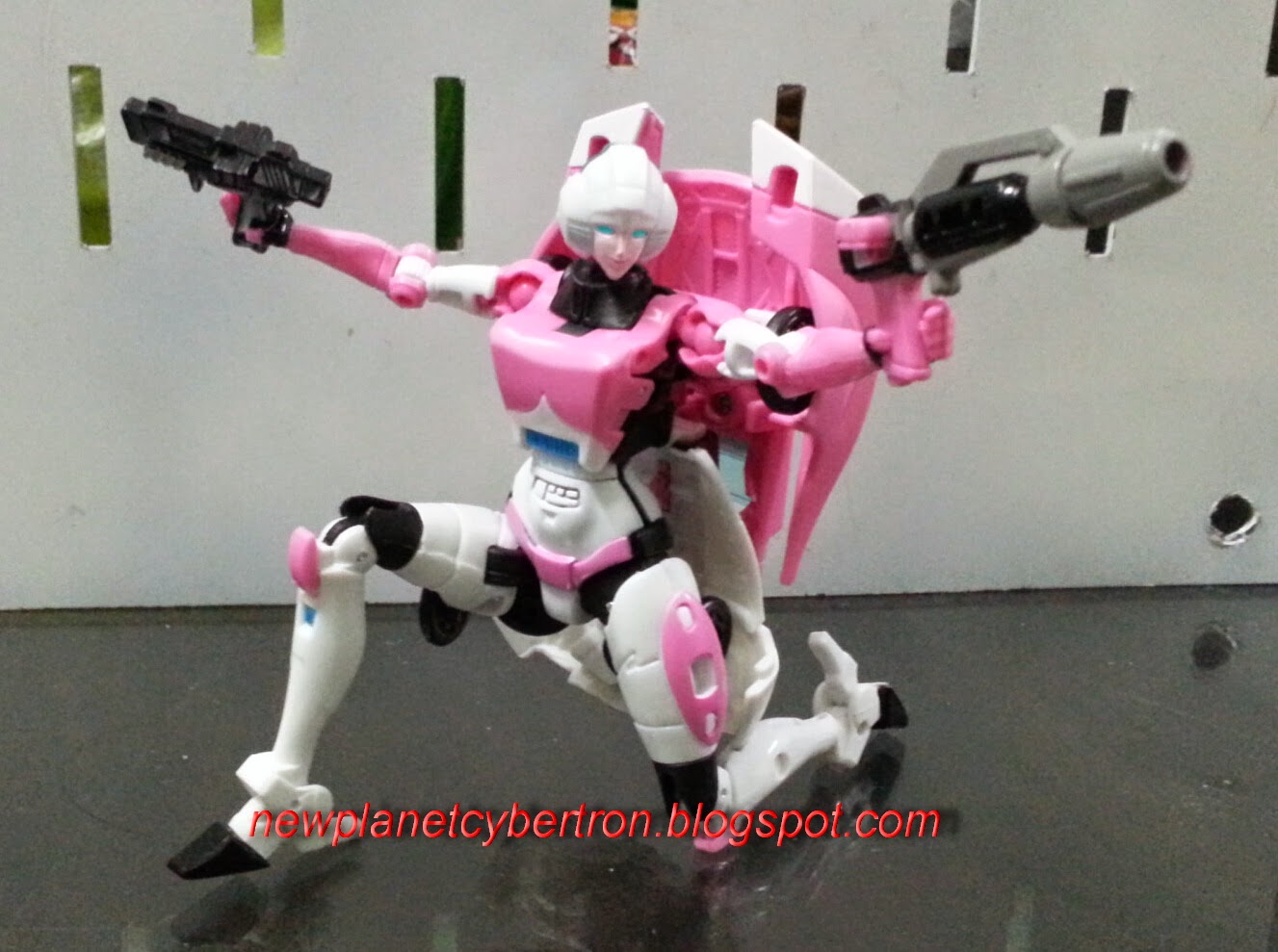 New Cybertron Transformers Review Arcee (IDW Generation Deluxe)