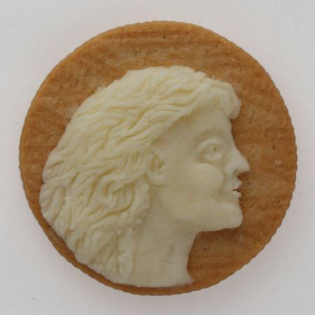 Judith G Klausner retratos bustos esculpidos em biscoitos como caras em moedas