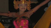 Joven interpretando danza balinesa en Amed. Joven interpretando danza balinesa en Amed.