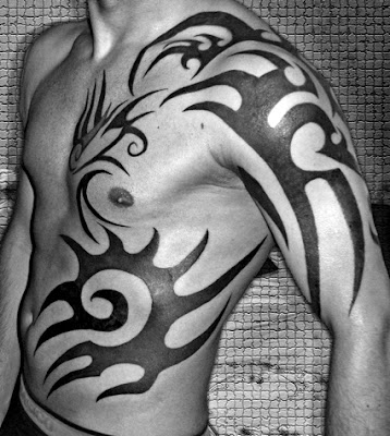Tatuaje De Tribales En Brazo Pecho Y Abdomen Fotos De Tatuajes Aunque el arte del tatuaje puede rastrearse desde los inicios de la nuestros tatuajes falsos de stock se pueden comprar en linea e incluyen disenos tales como tribales, animales, backpieces, simbolos, corazones. fotos de tatuajes