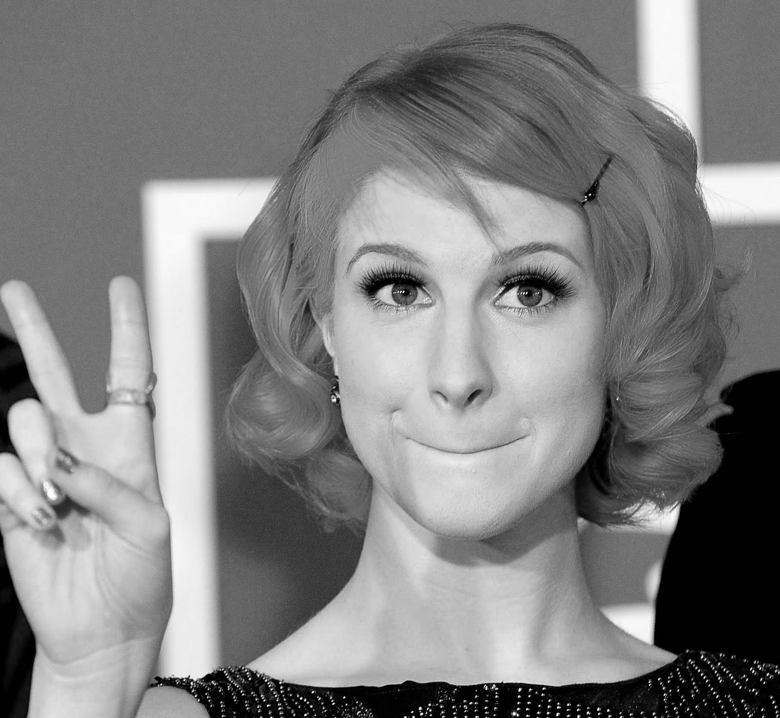 http://2.bp.blogspot.com/-m2i1j_umzE0/TcE2LojcqgI/AAAAAAAAB8A/XB1rIP7x488/s1600/hayley_williams_grammys.jpg