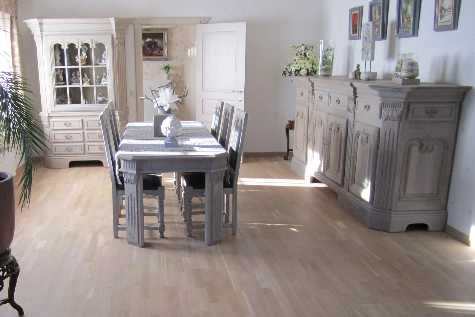 Vernieuwen van eiken dressoir, vitrine, tafel en stoelen Keuken Schilderen Kosten : Vernieuwen van eiken dressoir, vitrine, tafel en stoelen