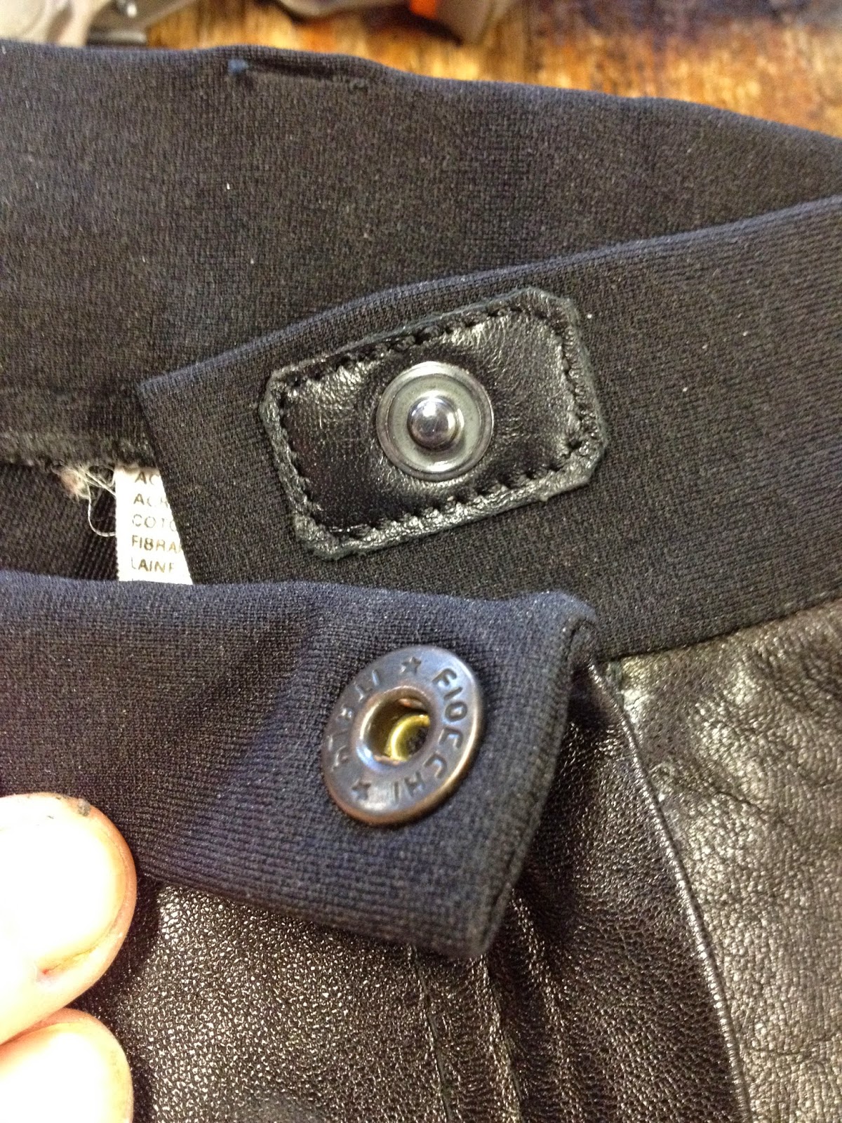 Réparation accro sur veste en cuir