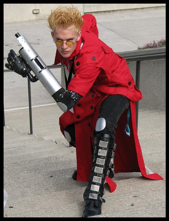 Cosplay de Trigun tem Vash the Stampede atirando para os corações dos fãs