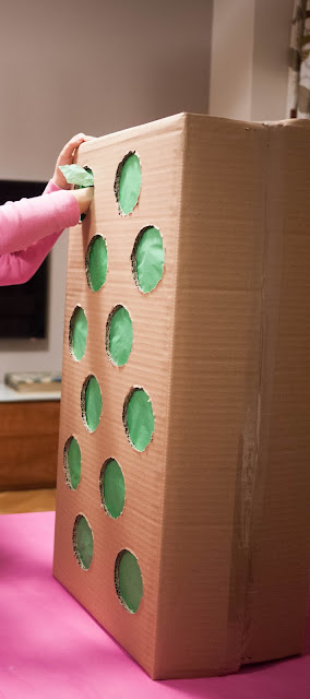 Carmen inaugurando la Caja de guisantes Sorpresa