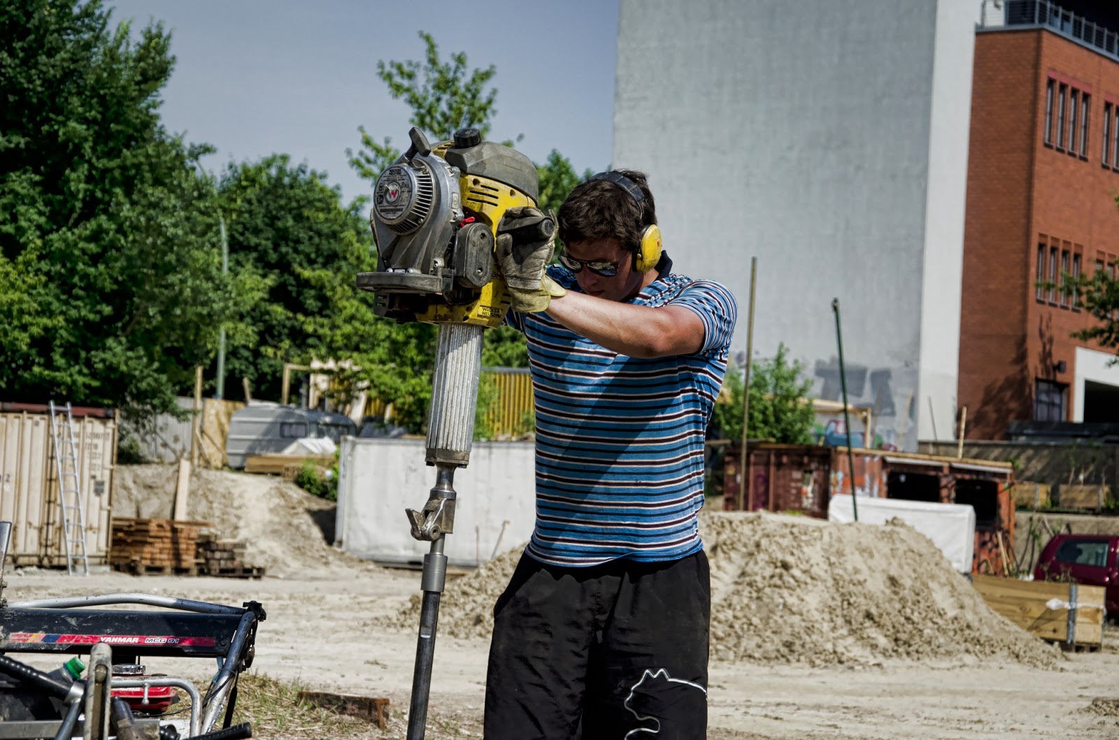 Berliner Baustellen 0040 Baustelle Morchenpark Holzmarktstrasse Sprengstoffraumer Und Bodenproben Bohrungen Spreeufer 10 06 2013