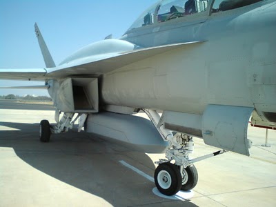 http://2.bp.blogspot.com/-mFEu5g1UoA0/T8s5msQSsKI/AAAAAAAAAtg/jzvwJZOnfG4/s1600/f-18+hornet+at+aero+2011+%25283%2529.jpg