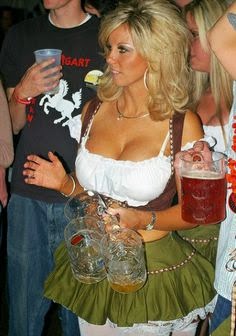 Chicas guapas alemanas en oktoberfest: tetas teutonas, cerveza, escotes, fotos y vídeos de sexys rubias de fiesta en Alemania. Mujeres hermosas, bellas, bonitas. La chica guapa 1x2.