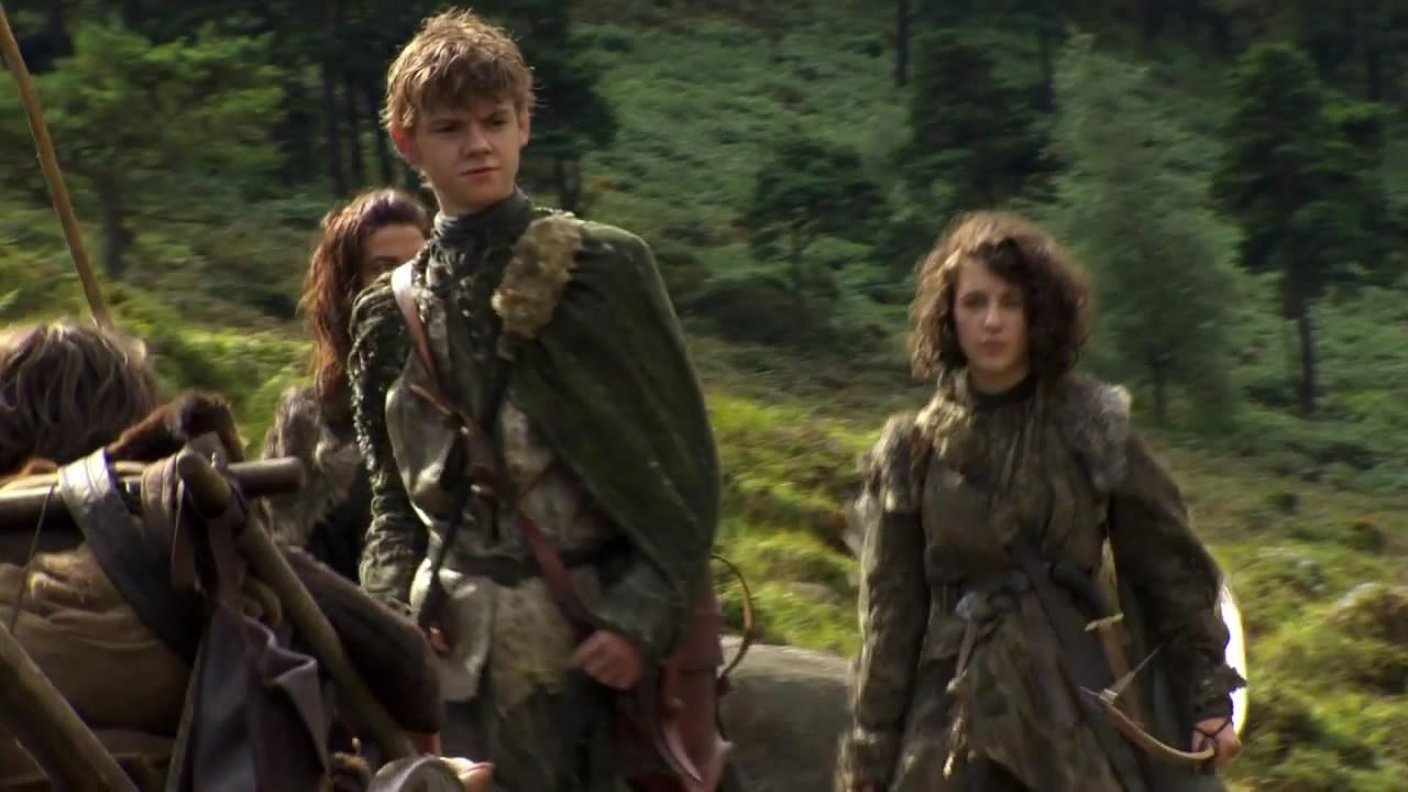 Thomas Brodie-Sangster como Jojen Reed y al lado, un poco desenfocada Ellie Kendrick  como su heremana Meera Reed.
