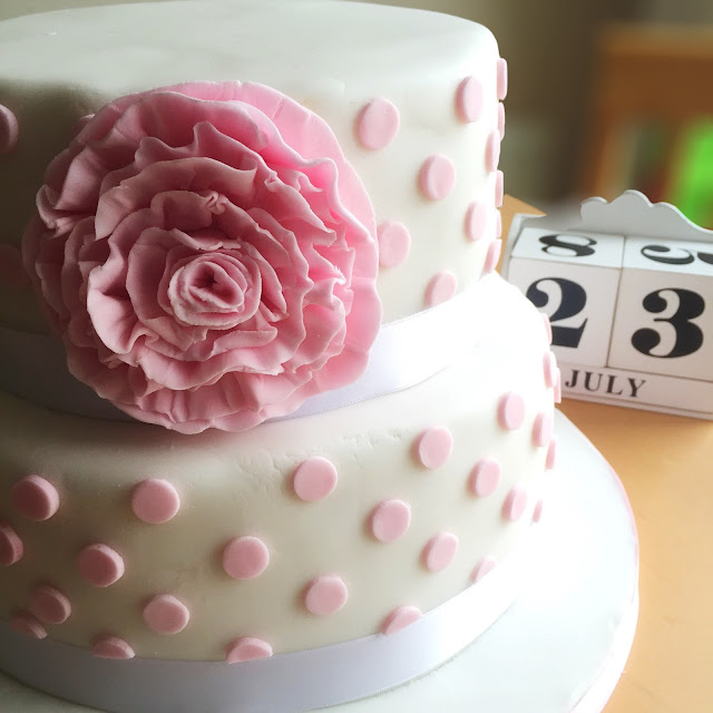 Wedding cake with Swiss dots and large flower Wedding cake with Swiss dots and large flower
