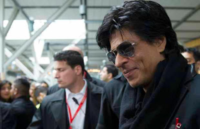  Shah Rukh Khan was welcomed by fans at Vancouver International Airport