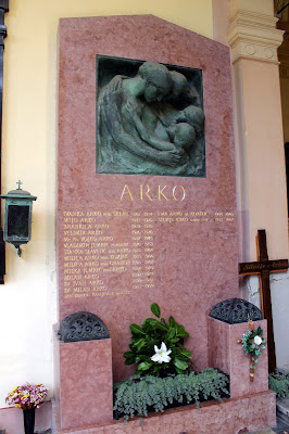 Spomenik obitelji Arko - Robert Frangeš Mihanović