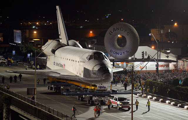 بالصور  مرور مكوك الفضاء الأمريكي في شوارع لوس أنجلوس Shuttle+on+the+Streets+++(5)
