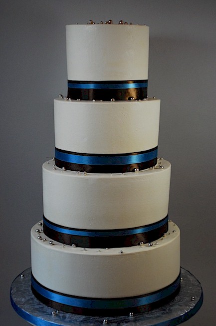 Simple and elegant wedding cakes are all the rage these days