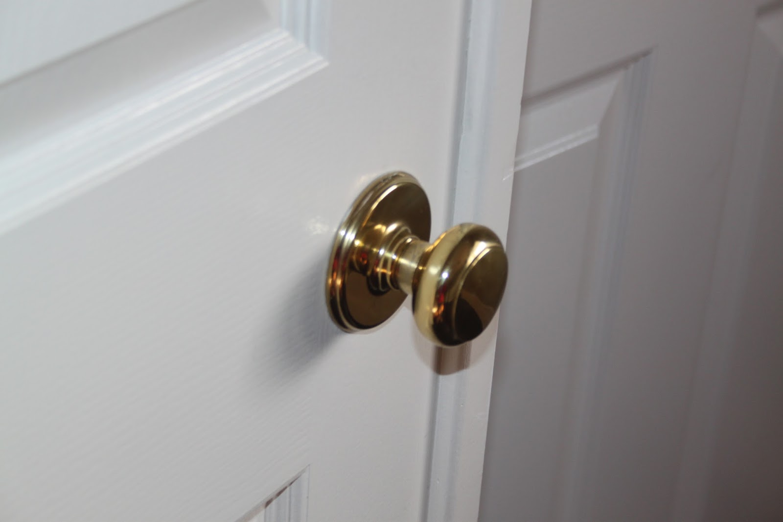 Beautiful Life Made Easy Spray paint your old door knobs and it'll