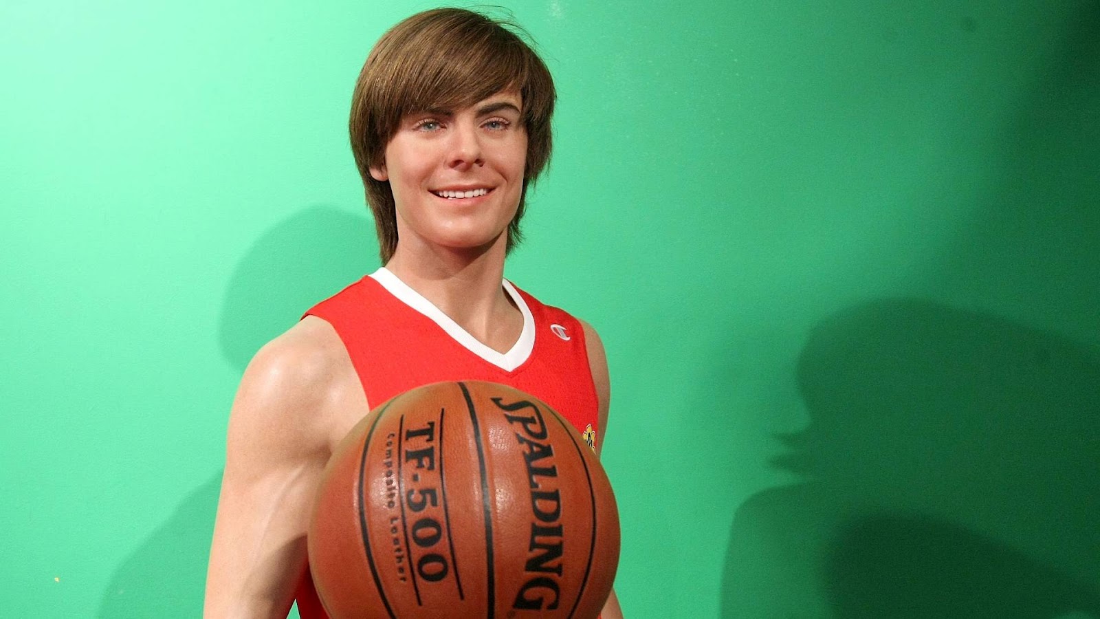 http://2.bp.blogspot.com/-mOg249tb0dY/UAb7T7RGCxI/AAAAAAAABYw/4kw7_XWDudQ/s1600/figura-de-cera-do-ator-zac-efron-no-museu-madame-tussauds-de-nova-york-242009-1310061798786_1920x1080.jpg