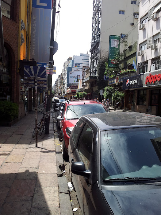 Rua do hotel de onde eu fiquei em BUENOS AIRES,quando eu fui fazer a academia LLONGUERAS!!