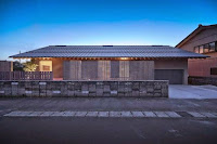 Contemporary House Style With Exposed Timber Rafter And Bookshelf Column Contemporary House Style With Exposed Timber Rafter And Bookshelf Column