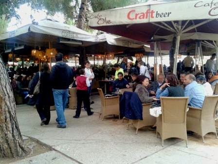 Καφετέριες στην πλατεία Νέας Σμύρνης την 28η Οκτωβρίου | Εφημερίδα "Νέοι ορίζοντες"