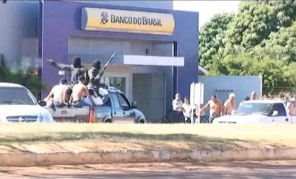 MidiaNews Velório de Cristiano Araújo reúne 30 mil; governador