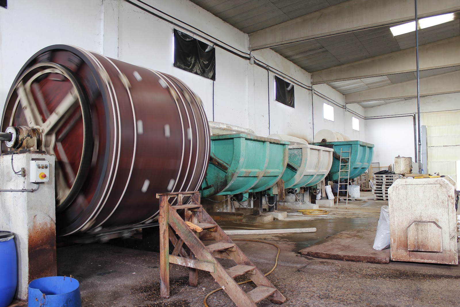 TALLER DE CUERO ESCUELA DE ARTE LA PALMA VISITA A PAREDES DE NAVA Y
