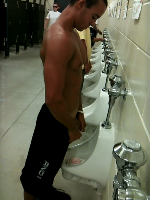 Pillados meando en baños publicos