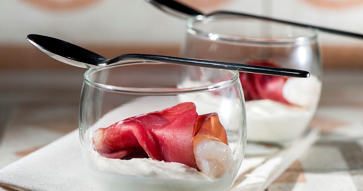 San Valentino, a tavola con un cuore rosso. di bresaola. Da Citterio