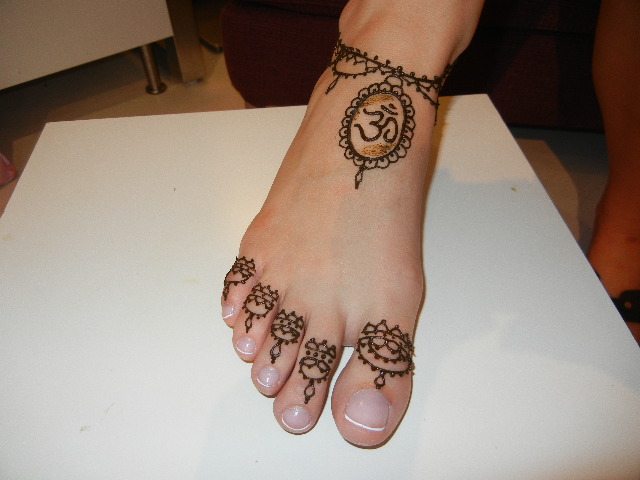 Simple Mehndi Designs For Foot