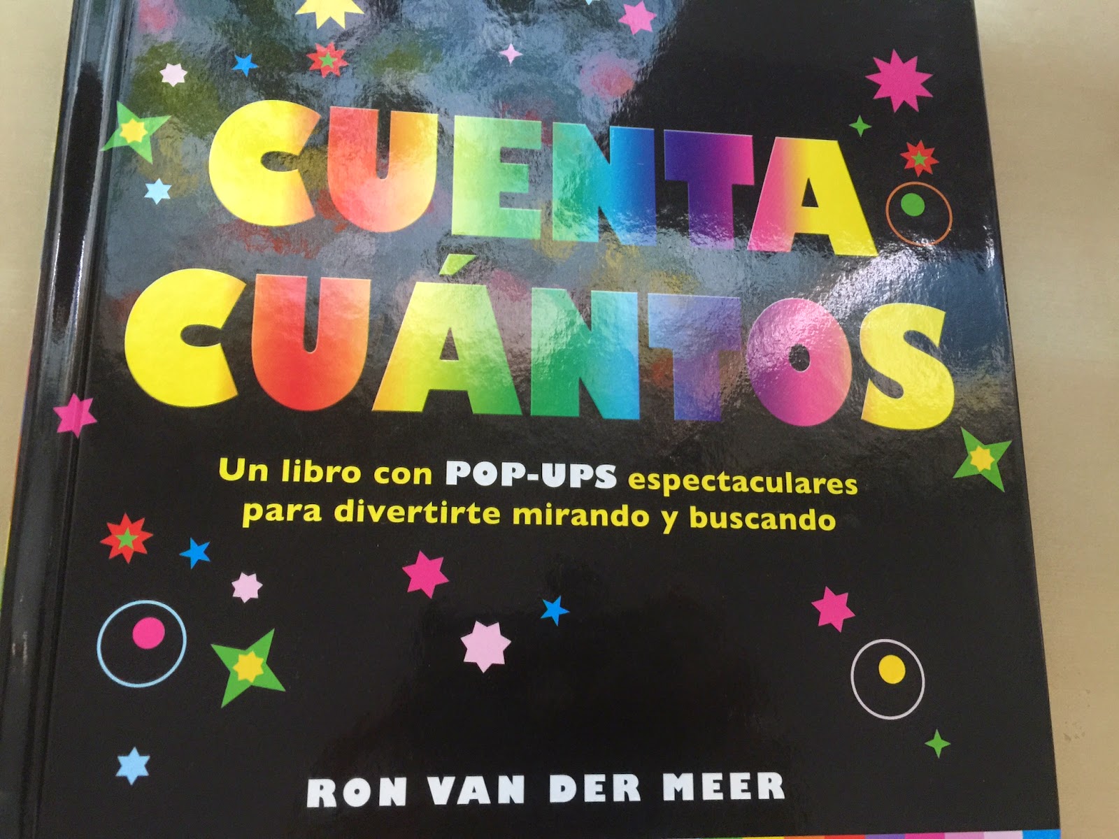 Le compramos este cuento hace dos veranos en un puesto de libros que me encanta (ponen todos los veranos en Almuñecar). Lo tenía guardado porque lo veía aún ...