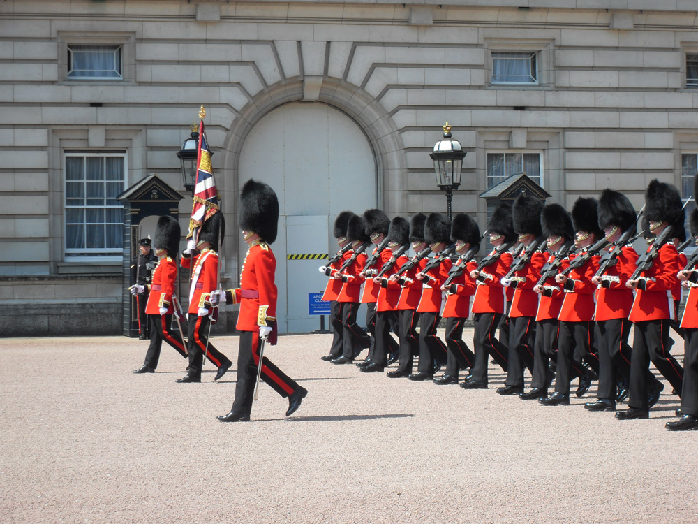 Traveler's Closet: Buckingham Palace, Changing of the Guard