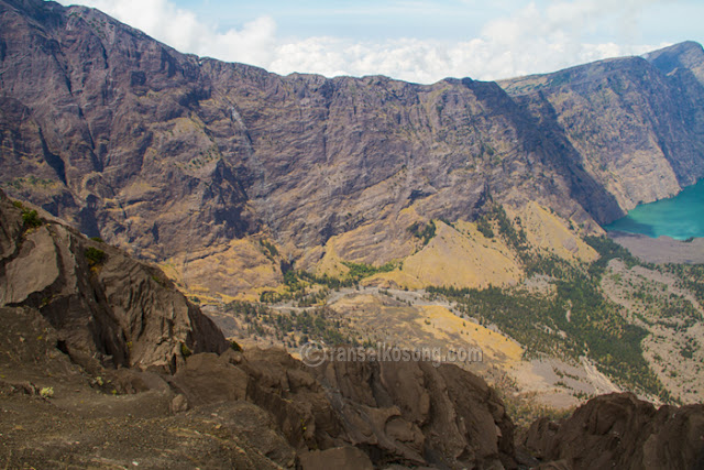 Puncak Rinjani dan Danau Segara Anak. Mount Rinjani; Gunung Rinjani; Volcano; Treking to Rinjani; Rinjani Photos; Segara Anak Lake; Danau Segara Anak; Sasak Tribe; Mendaki Gunung Rinjani; Lombok; Nusa Tenggara; Rinjani Base Camp; Taman Nasional Gunung Rinjani; Mount Rinjani National Park; Sembalun Trek; Senaru Trek; Rinjani Trek Management Board; Porter Rinjani; Jalur Senaru; Jalur Sembalun; Treking to Rinjani; Hike to Rinjani; Pemandangan Rinjani; foto Rinjani; Jalur Pendakian Gunung Rinjani; Savana; Cemara; Gunung Api; Volcano; Rute pendakian rinjani; Puncak Rinjani; Vegetasi Rinjani; Nusa Tenggara Barat; Titik Tertinggi; Lombok Guide; Guide to Hike Rinjani; Puncak Anjani; Dewi Anjani; Plawangan Sembalun; Plawangan Senaru; Tengengean; Forest; Lake; Hutan; Hill; Bukit; Camp Site; Fishing; Memancing; Landscape Rinjani; Stone; Batu; Indonesia Volcano; Place to Visit In Indonesia; Mataram; Mountain Photos; Volcanoes Photo; Indonesia Photography; Travel Photography; Best Indonesia Photos