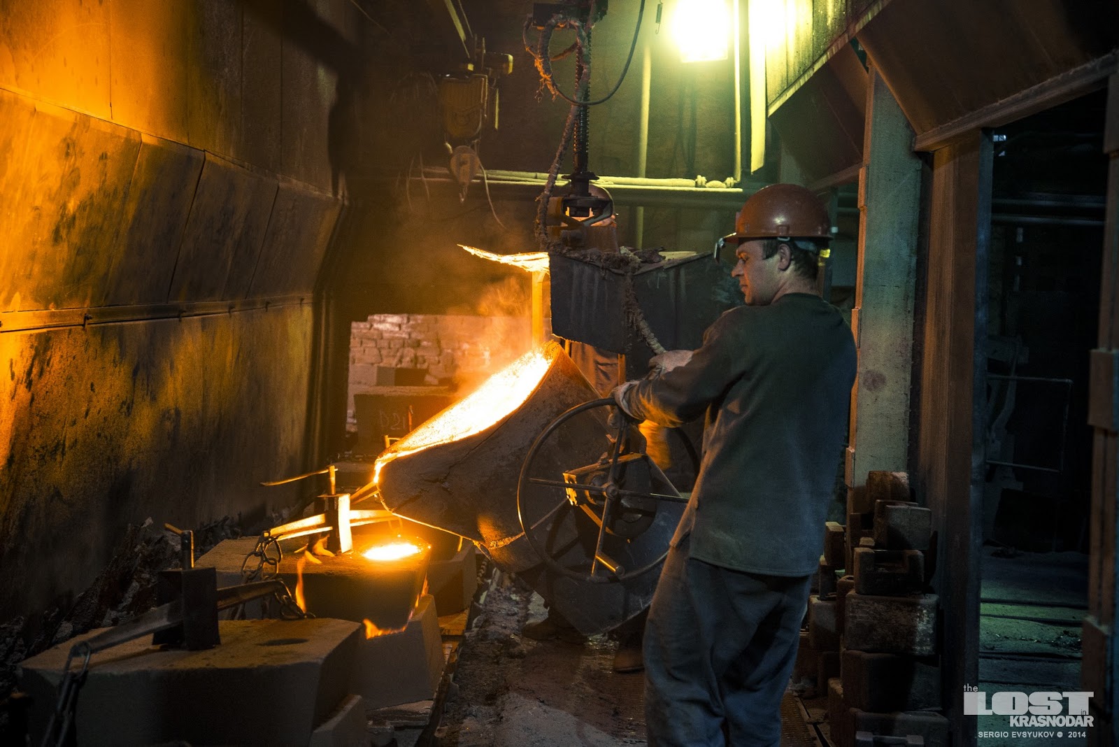 Розлив расплавленного металла по формам Литейный цех армавирского завода