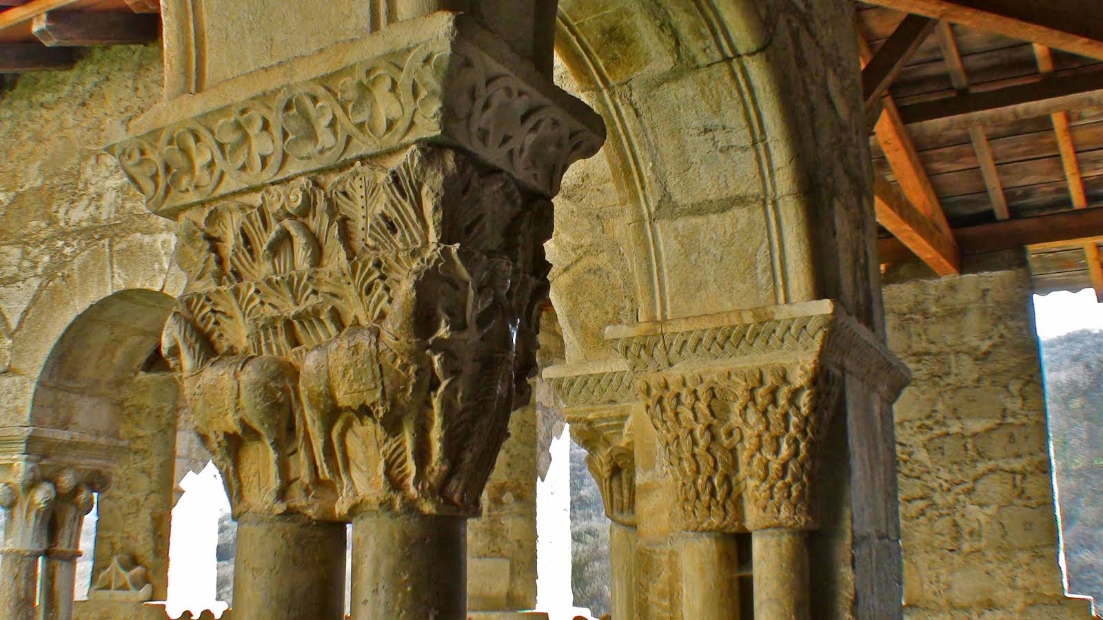 Colonnes sculptées du cloître de St-Bertrand