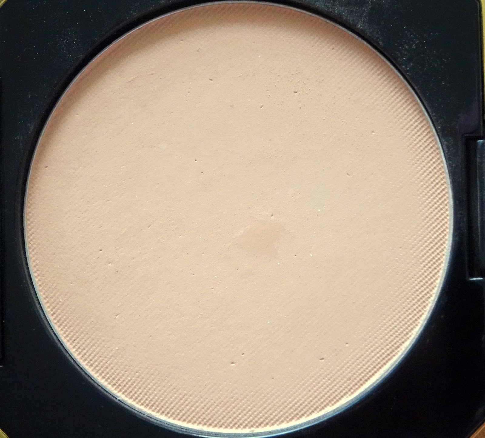 Revlon Touch and Glow Moisturizing Powder Compact in Ivory Matte