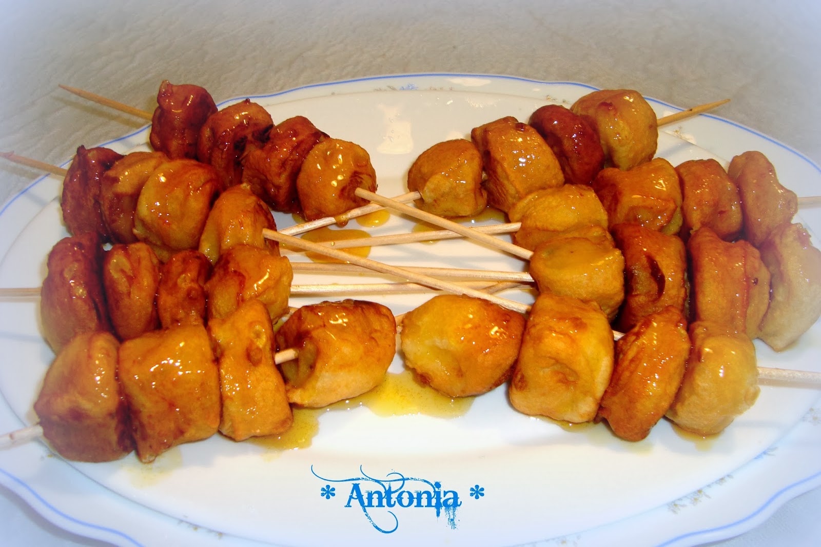 Brochetas De Buñuelos De Plátanos Con Salsa De Miel Y Naranja
