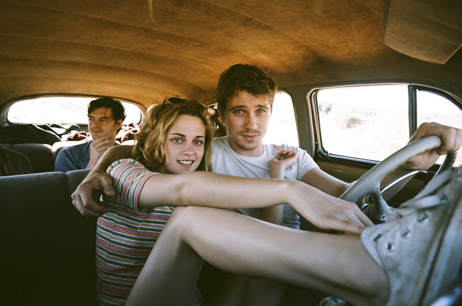 http://2.bp.blogspot.com/-m_m3aGraE0U/UNE6PUtsyiI/AAAAAAAAFNA/1Zrfs-GRLDw/s1600/kristen-stewart-garrett-hedlund-on-the-road.jpg