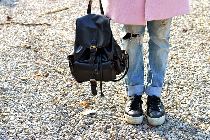 Pull and Bear pink Cocoon coat Boyfriend Hole Ripped Denim Jeans superga for the blonde salad flatform shoes black backpack how to wear pink coat abbinare cappotto rosa TheSparklingCinnamon