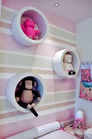 Quarto de bebé com parede às riscas(Listras) Decoração para quarto de bebé