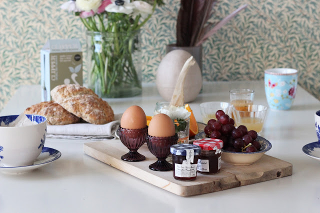 Frukost på helgen. 1 helgfrukost Frukost på helgen.