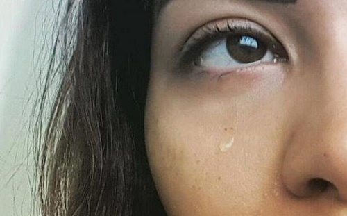 نشرت شيرين صورتها وهى تبكى ومكتوب عليها "أنا اسفة بس محتجلكم اوى"