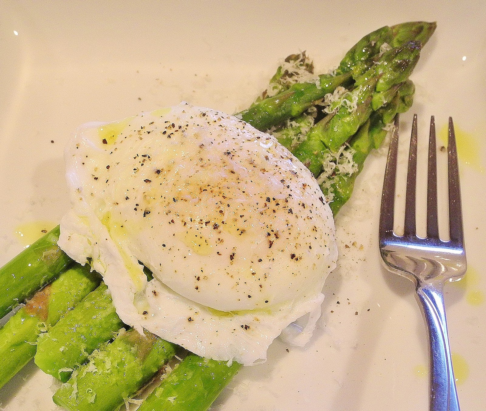 Delish Dish Cooks Poached Egg over Asparagus