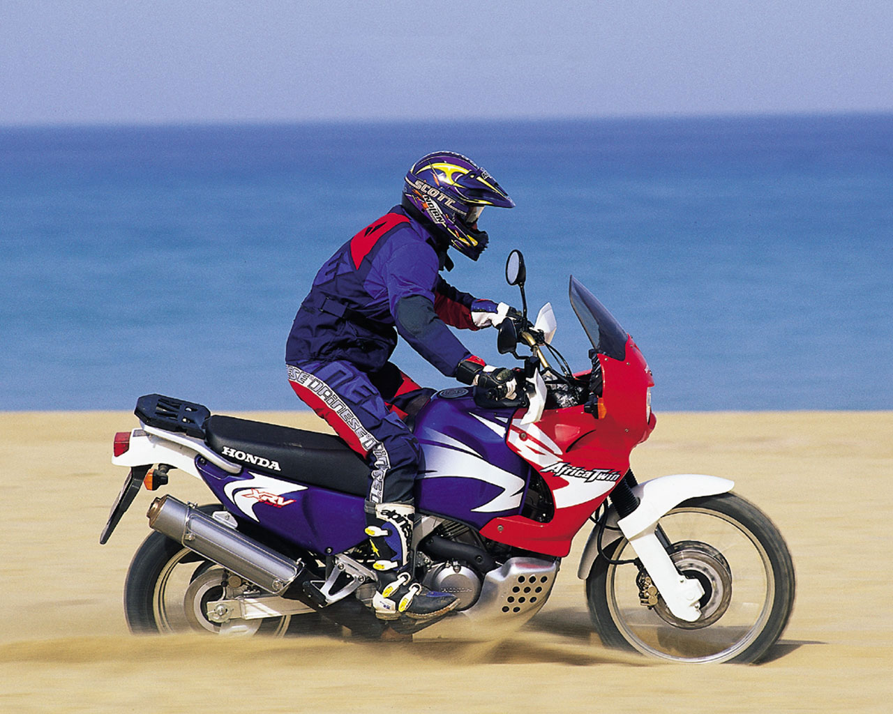Honda XRV 750 Africa Twin .A living legend . Motokinisi