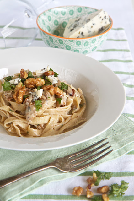 Pasta with walnuts, blue cheese and chives