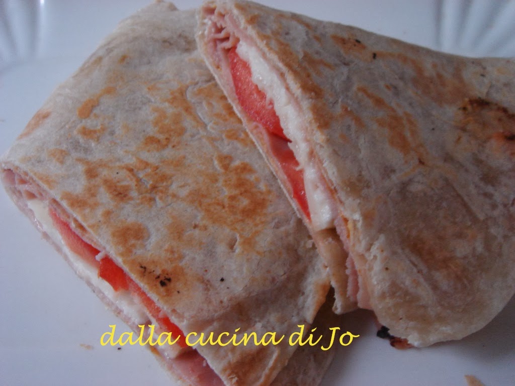 piadina cotto, pomodori e formaggio