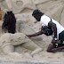 Mulheres de areia trocam fio-dental por saia em respeito a fiéis e papa