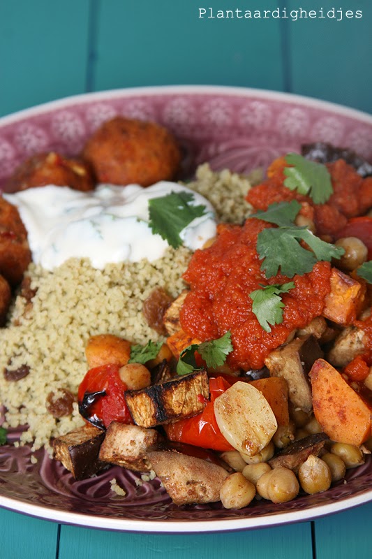 Couscous met aubergine, zoete aardappel en kruidige rode saus