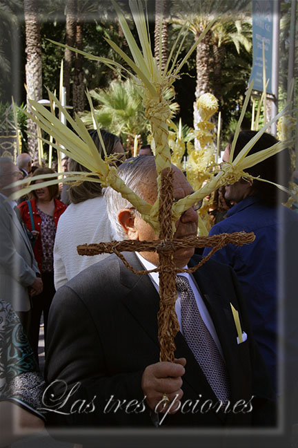 Cruz artesanal de palma blanca Domingo de Ramos, Elche 2014