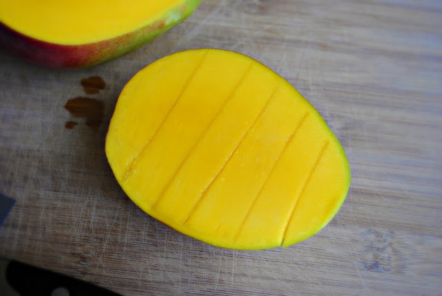 How To Dice Up A Mango l SimplyScratch.com