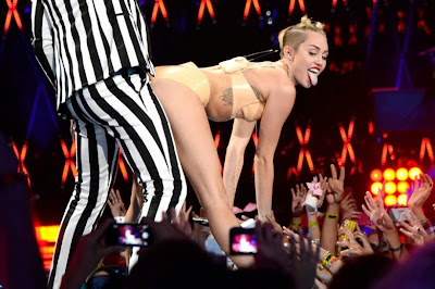 Είχε τους λόγους της η Miley Cyrus για την extreme εμφάνιση  (video)