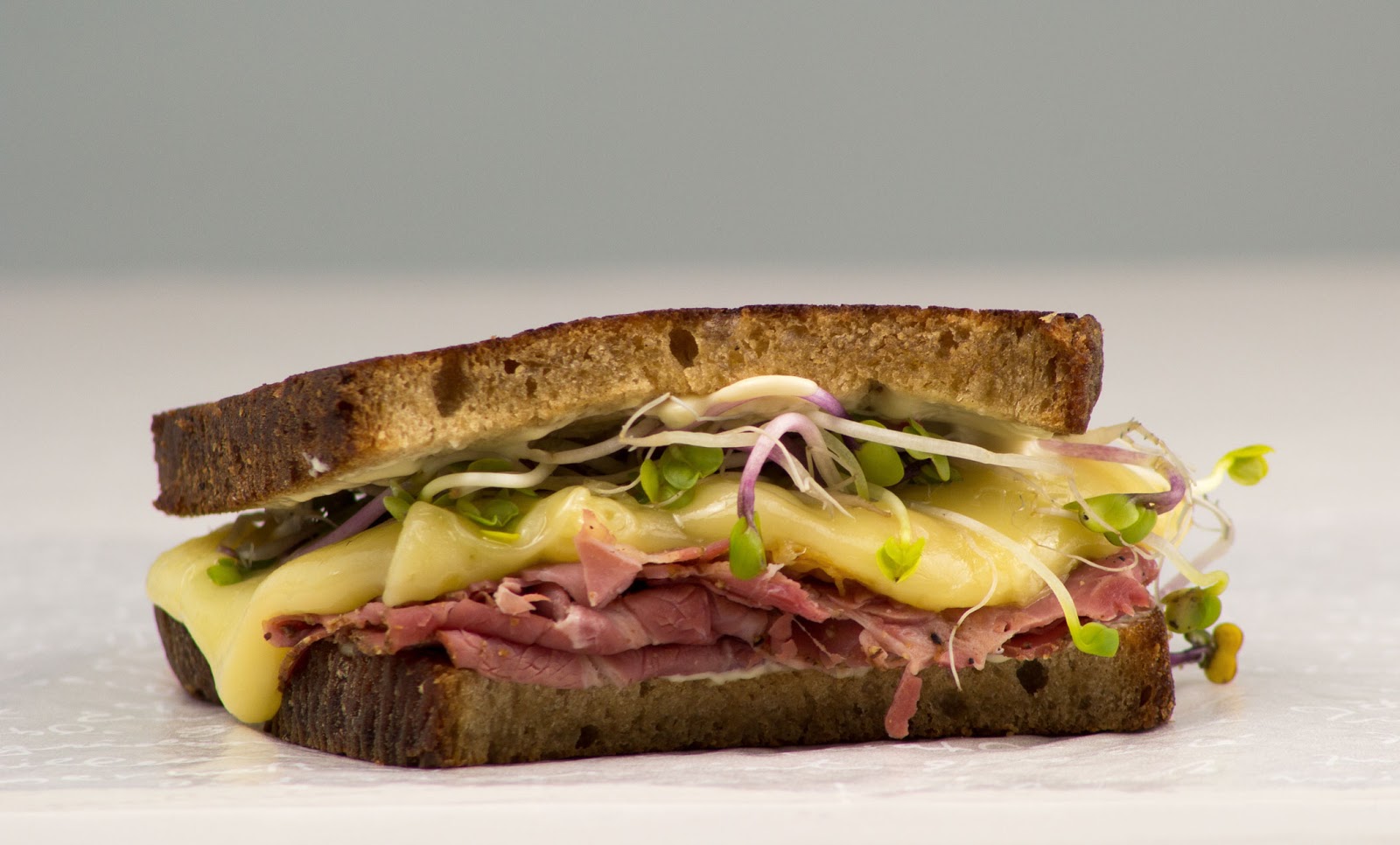 Las cosas de Cósima SANDWICH DE PASTRAMI Y QUESO GOUDA